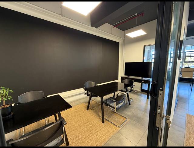 95M² BUILDING TO LET IN WOODSTOCK